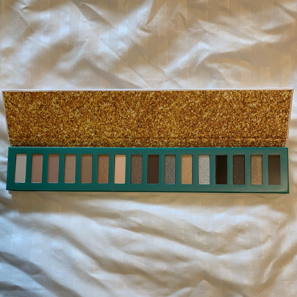 NEW UNUSED AVON SO GORGEOUS EYESHADOW PALETTE
